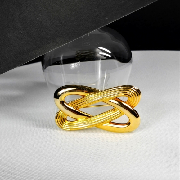 Gold Knot Brooch Pin - Picture 14 of 17